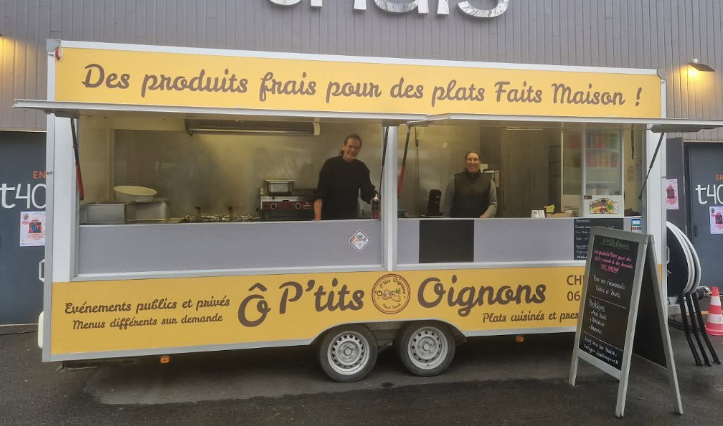 L'équipe Ô P'tits Oignons dans son food truck à Chinon
